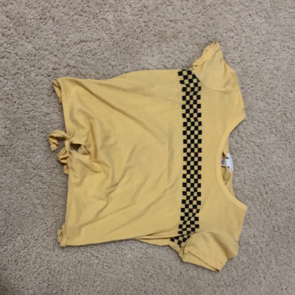 Yellow checkered t shirt.